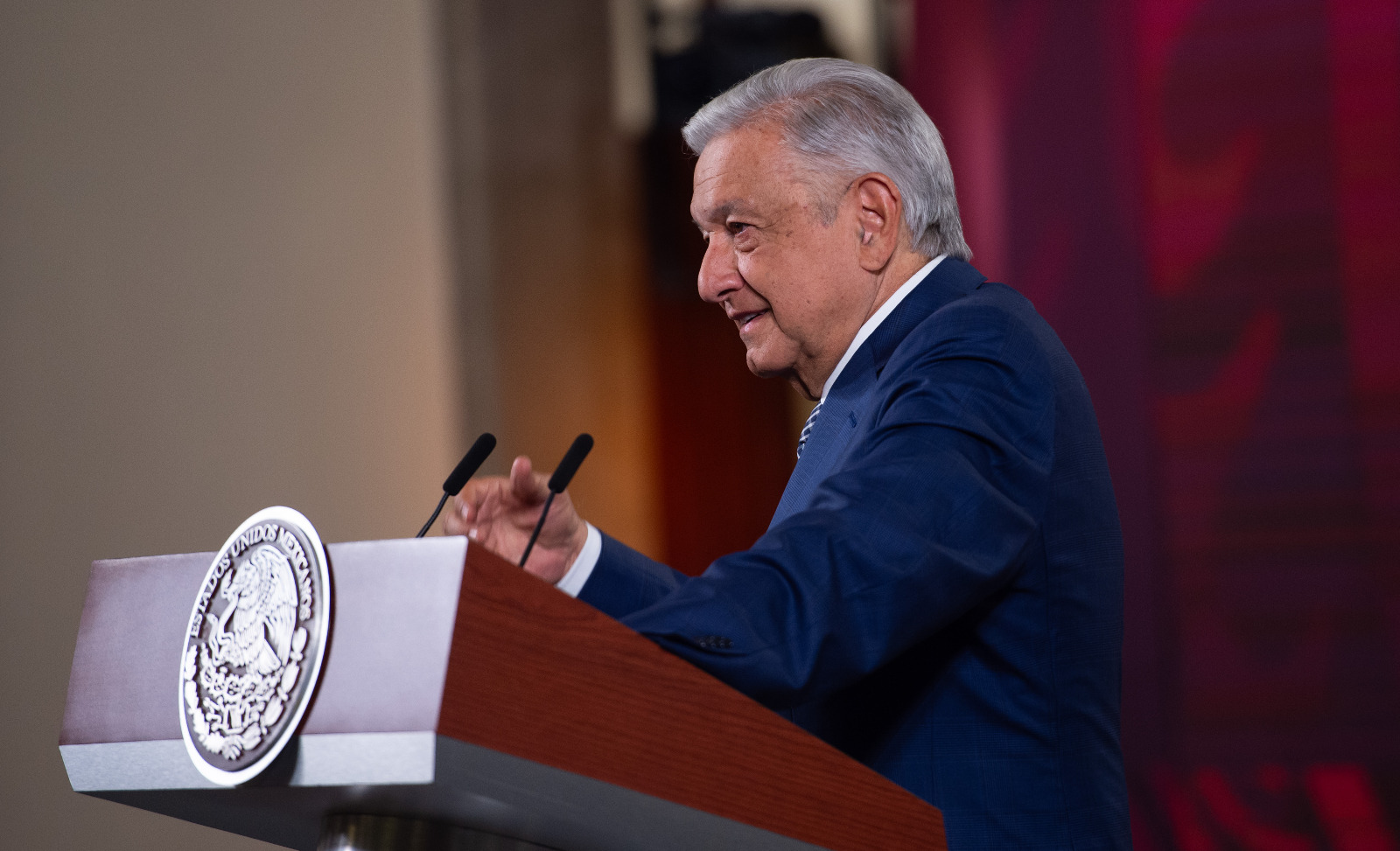 Revela López Obrador que ‘escapó’ de una cirugía de columna, antes de llegar a la presidencia