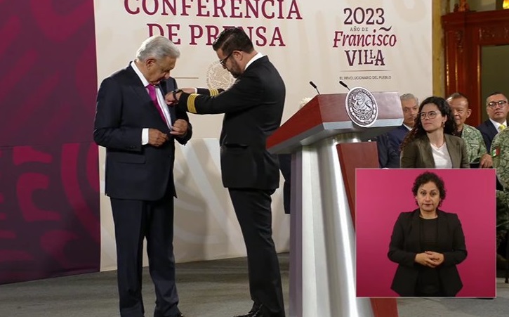Recibe AMLO alas de Mexicana de Aviación y se convierte en el primer piloto de la aerolínea en su nueva etapa