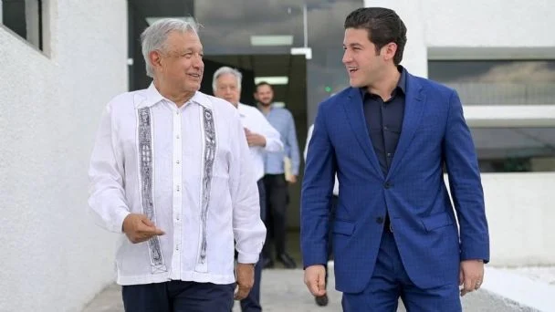 Hallazgos violentos en NL: Defiende AMLO a Samuel García de críticas por asegurar que son hechos aislados