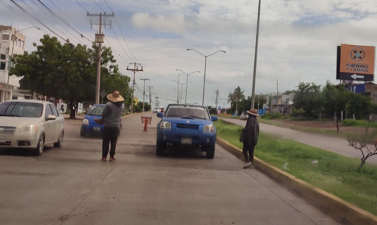 Aparecen los ‘bacheros voluntarios’ en Mazatlán pidiendo cuota tras asfaltar las avenidas