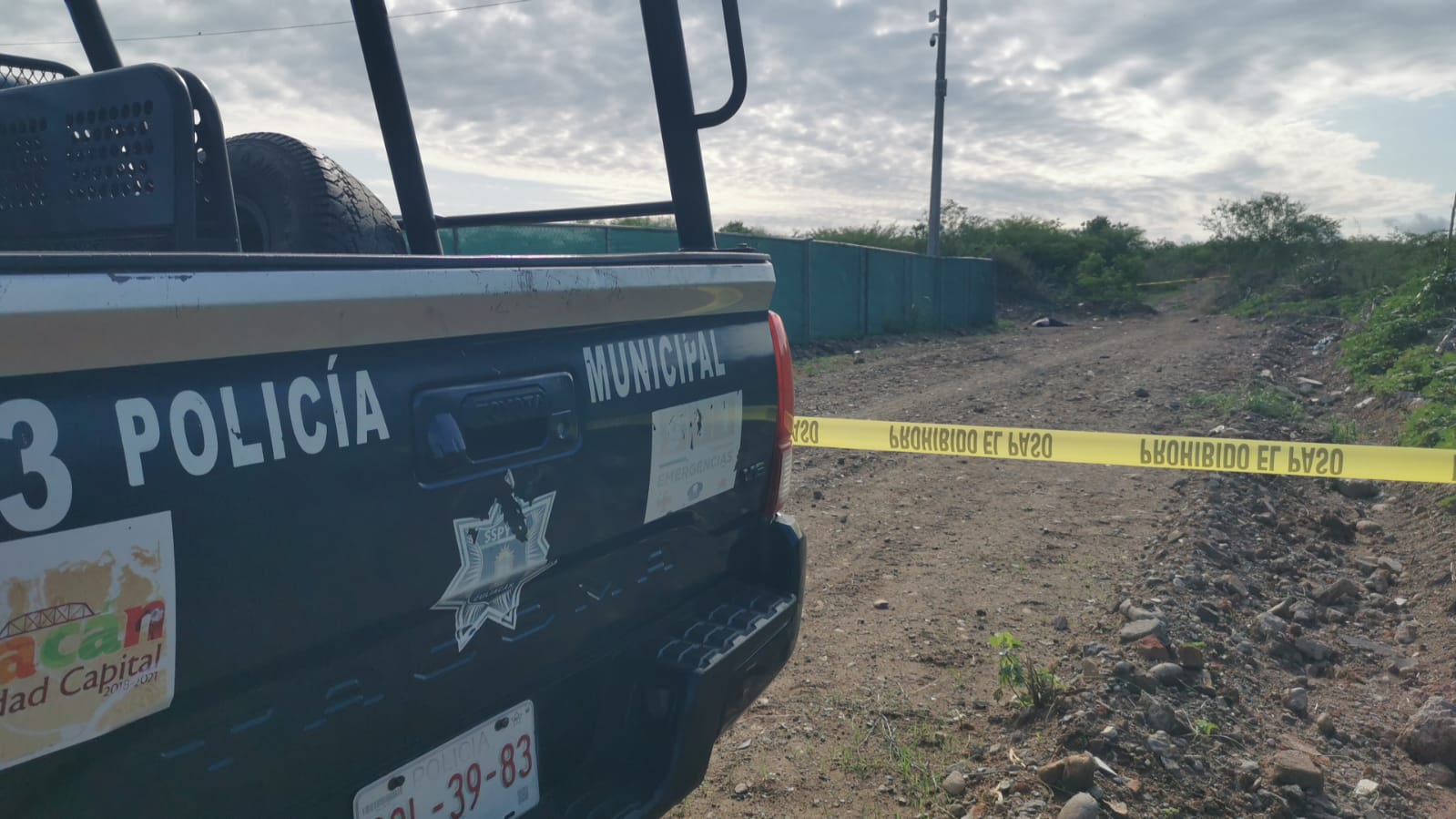 Asesinado y esposado encuentran un hombre joven al sur de Culiacán