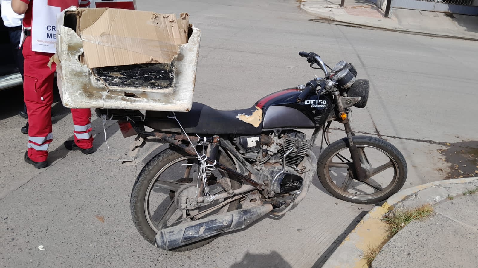 Automovilista se pasa un alto en Guasave y lesiona a un motociclista