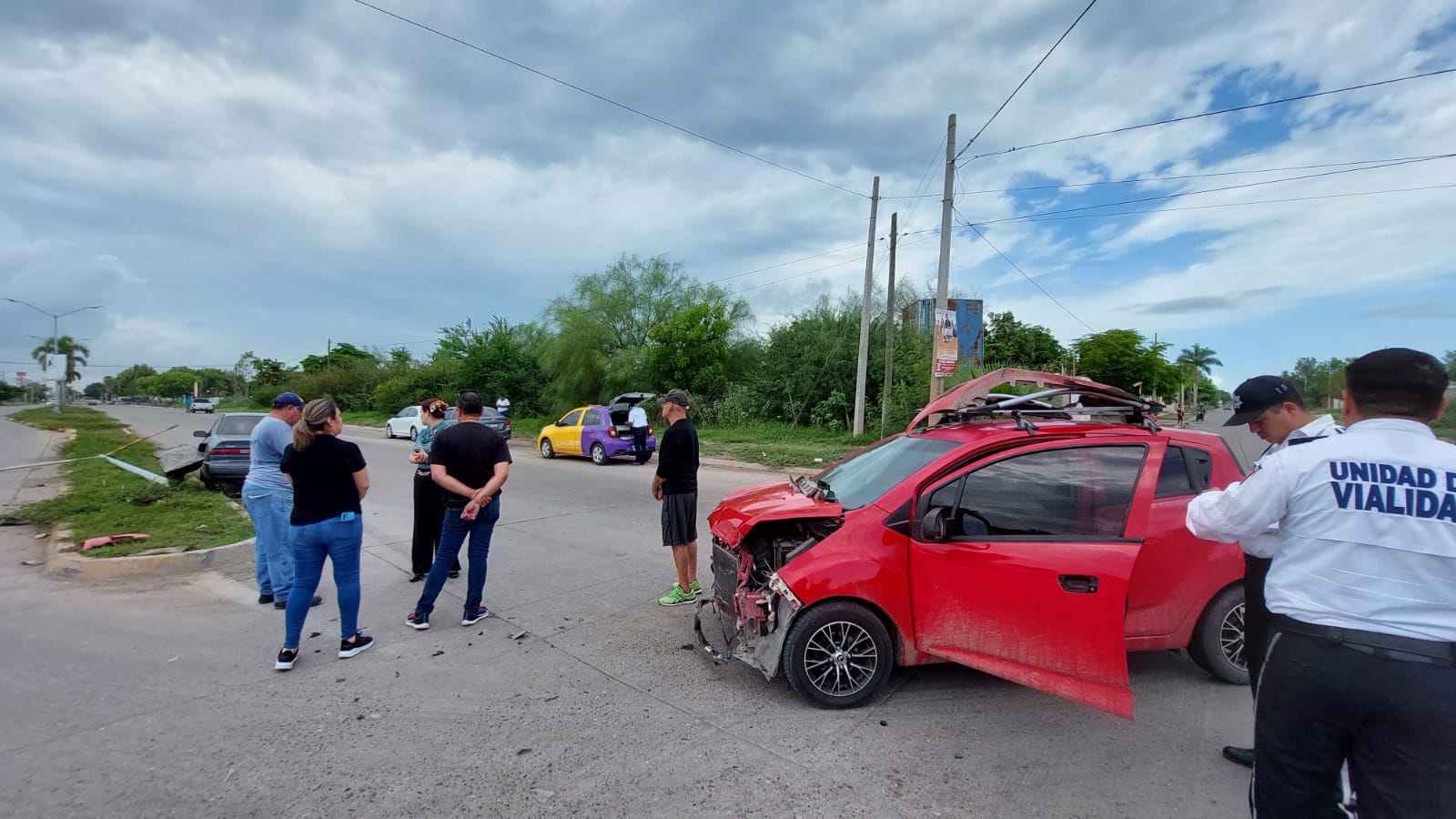 Automovilista derriba una luminaria y provoca un accidente vial al surponiente de la ciudad de Los Mochis