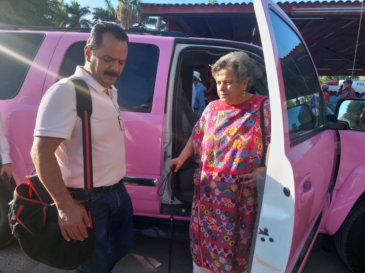 En una peculiar Suburban rosita, inicia Beatriz Paredes gira por Ahome, Sinaloa