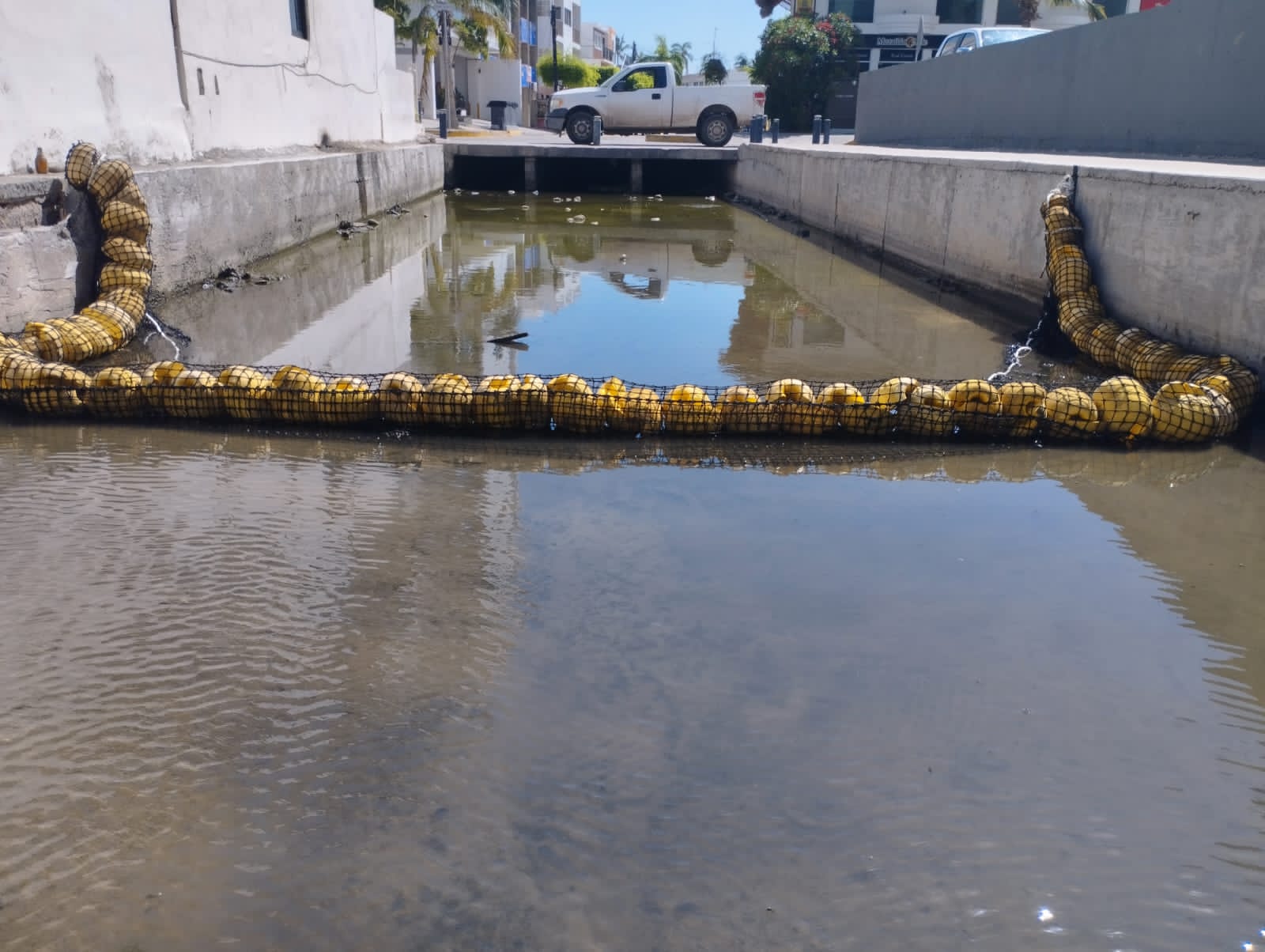 Se suma otra biobarda más a Mazatlán para retener el paso de basura hacia el mar