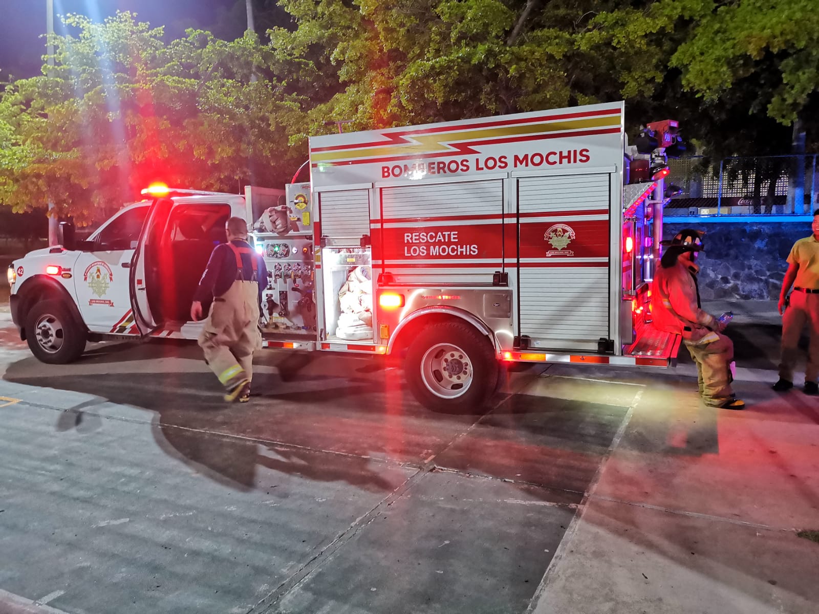 Explosión de un dosificador en las albercas de la ciudad deportiva moviliza a los cuerpos de auxilio de Los Mochis