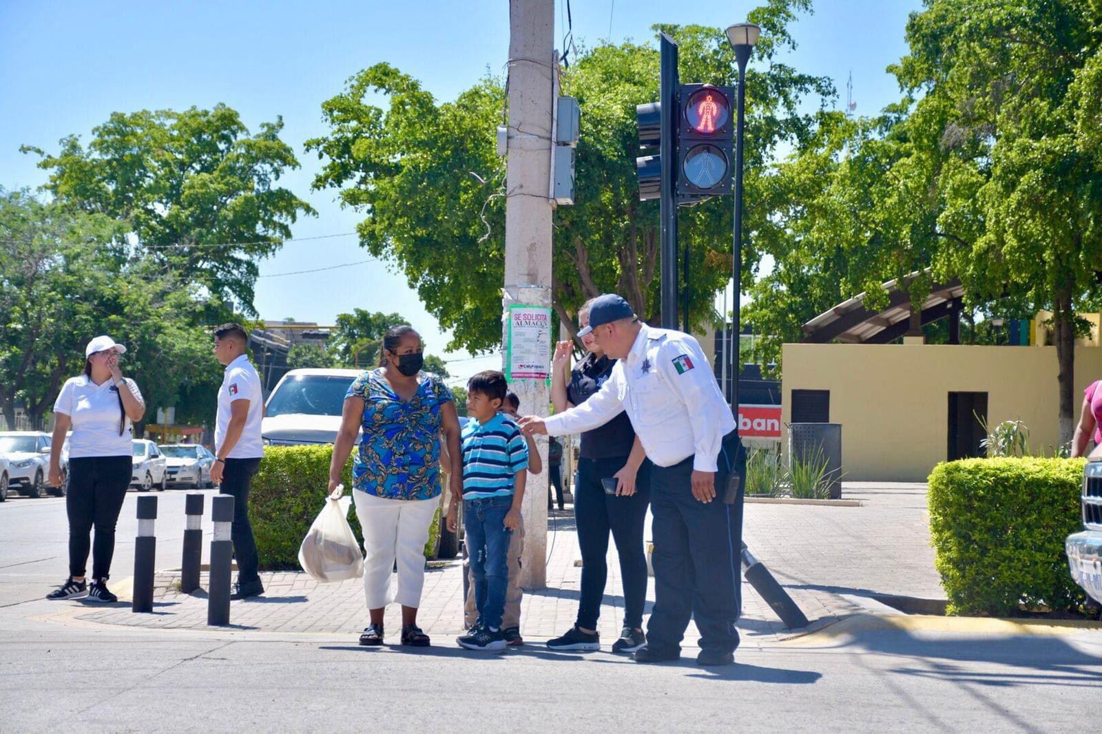 Buscan estrategias para atender la congestión vial en las escuelas; los agentes de Tránsito son insuficientes