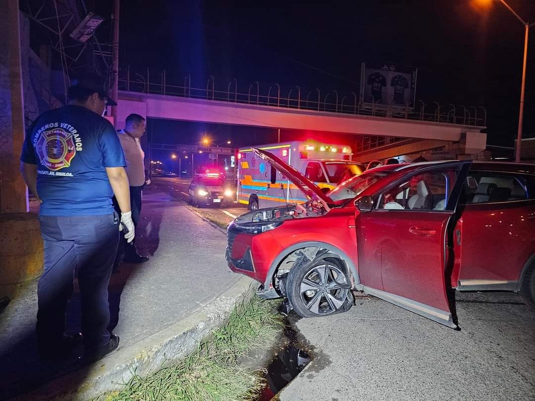Camioneta pierde el control y se impacta contra banqueta a la salida norte de Mazatlán