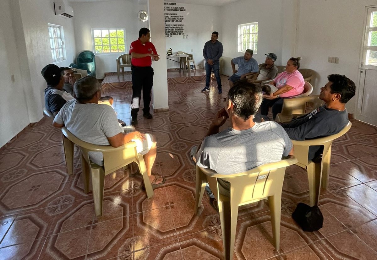 Capacitan Sedectur y PC Mazatlán a pescadores de la Isla de la Piedra en materia de primeros auxilios