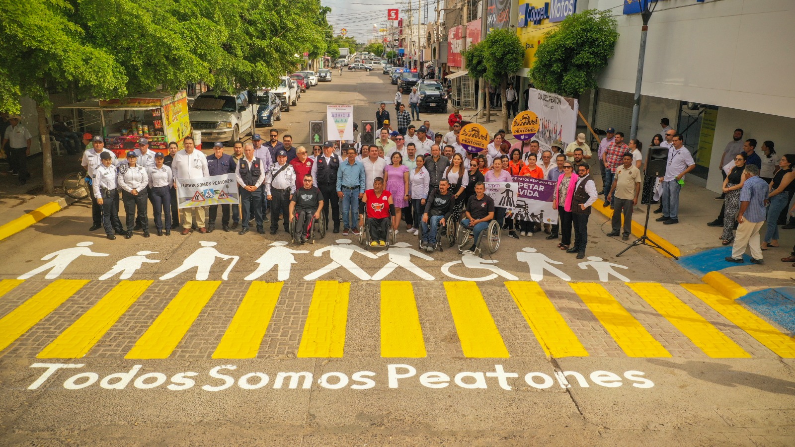 Pintan cruces peatonales en el centro de Guasave por el Día Mundial del Peatón