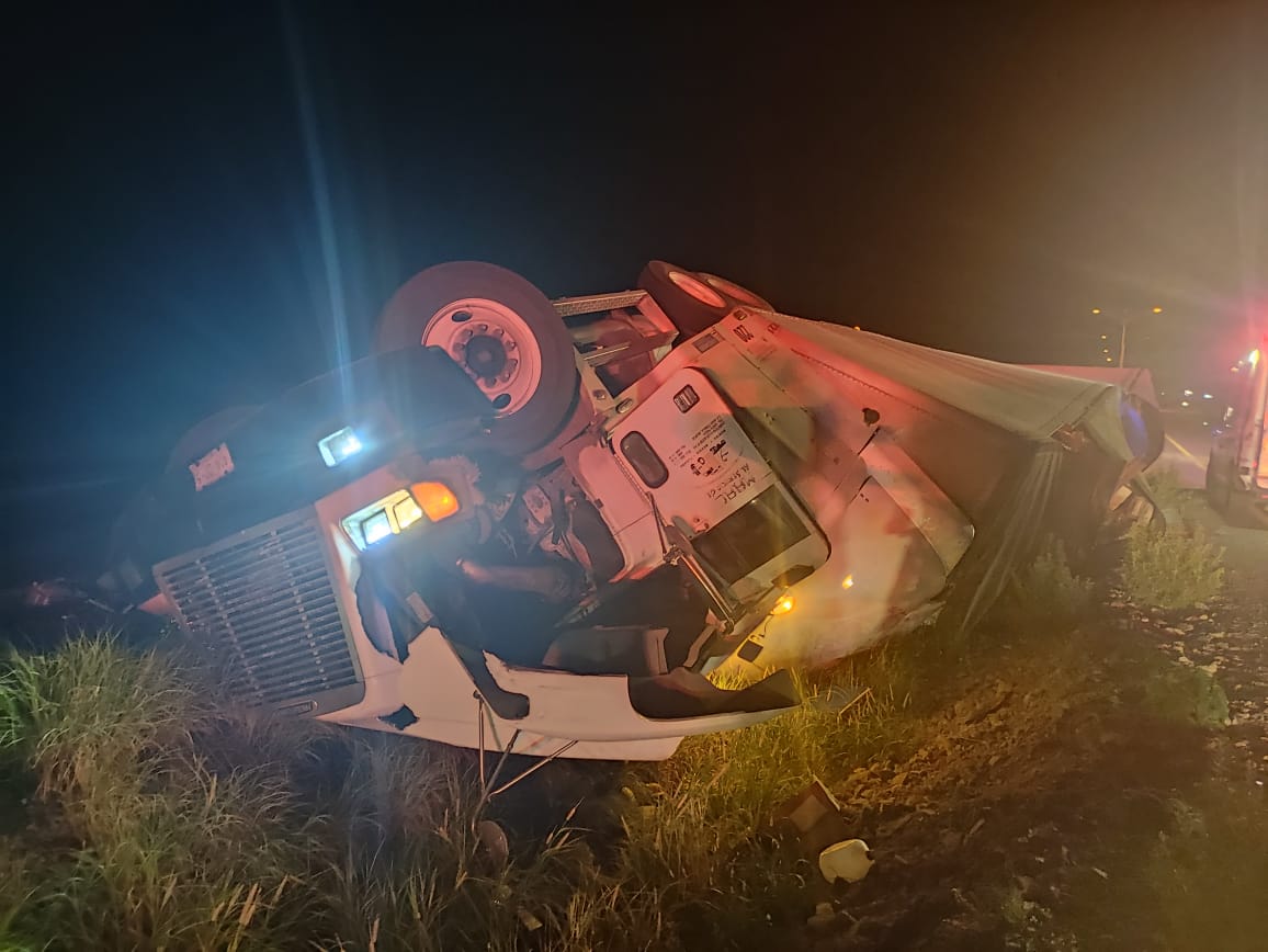 Chofer de tráiler resultó con lesiones luego de quedar volcado en la México 15, en Ahome