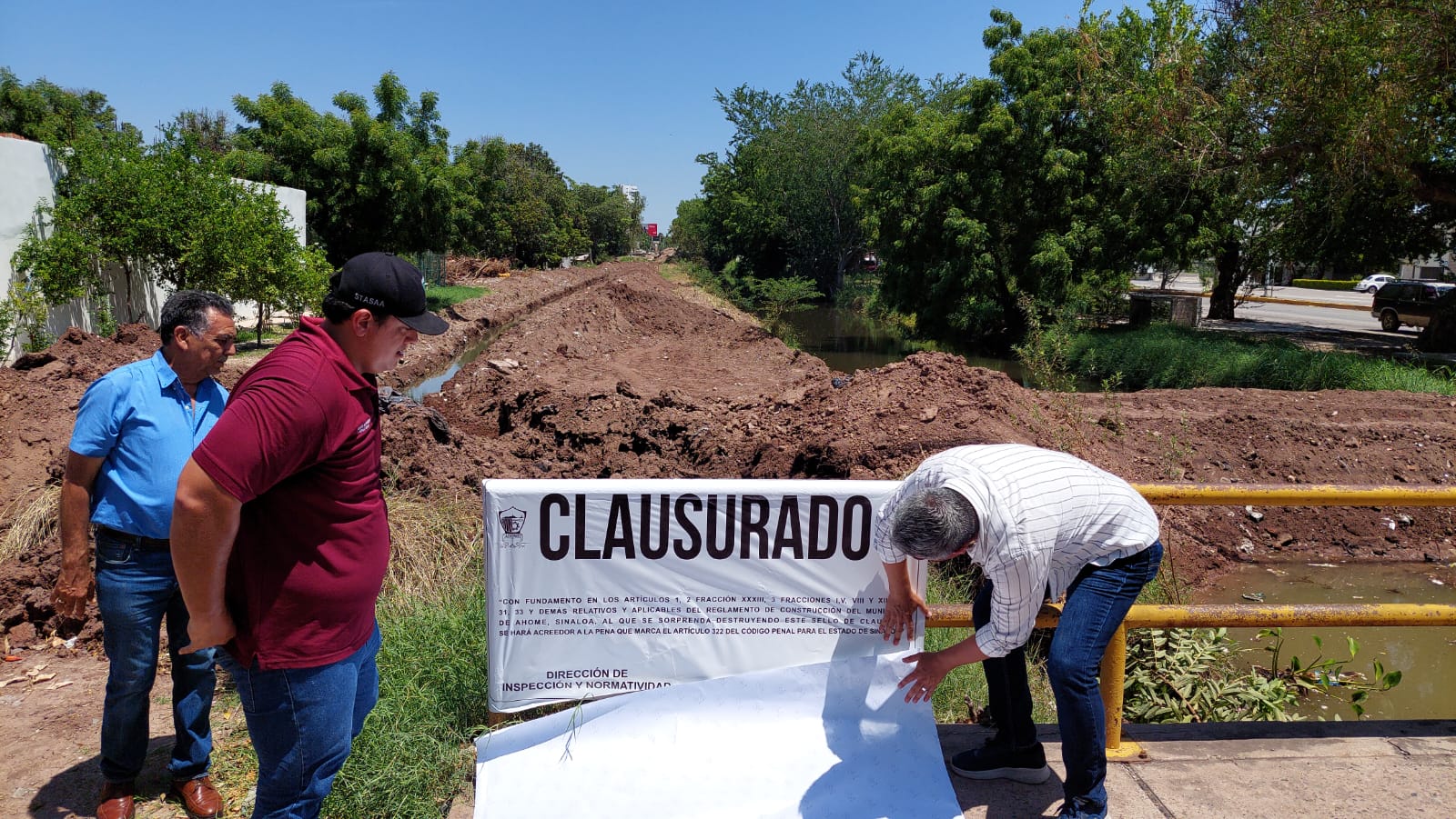 Clausura Ayuntamiento de Ahome obra de desviación de canal en la colonia 12 de Octubre