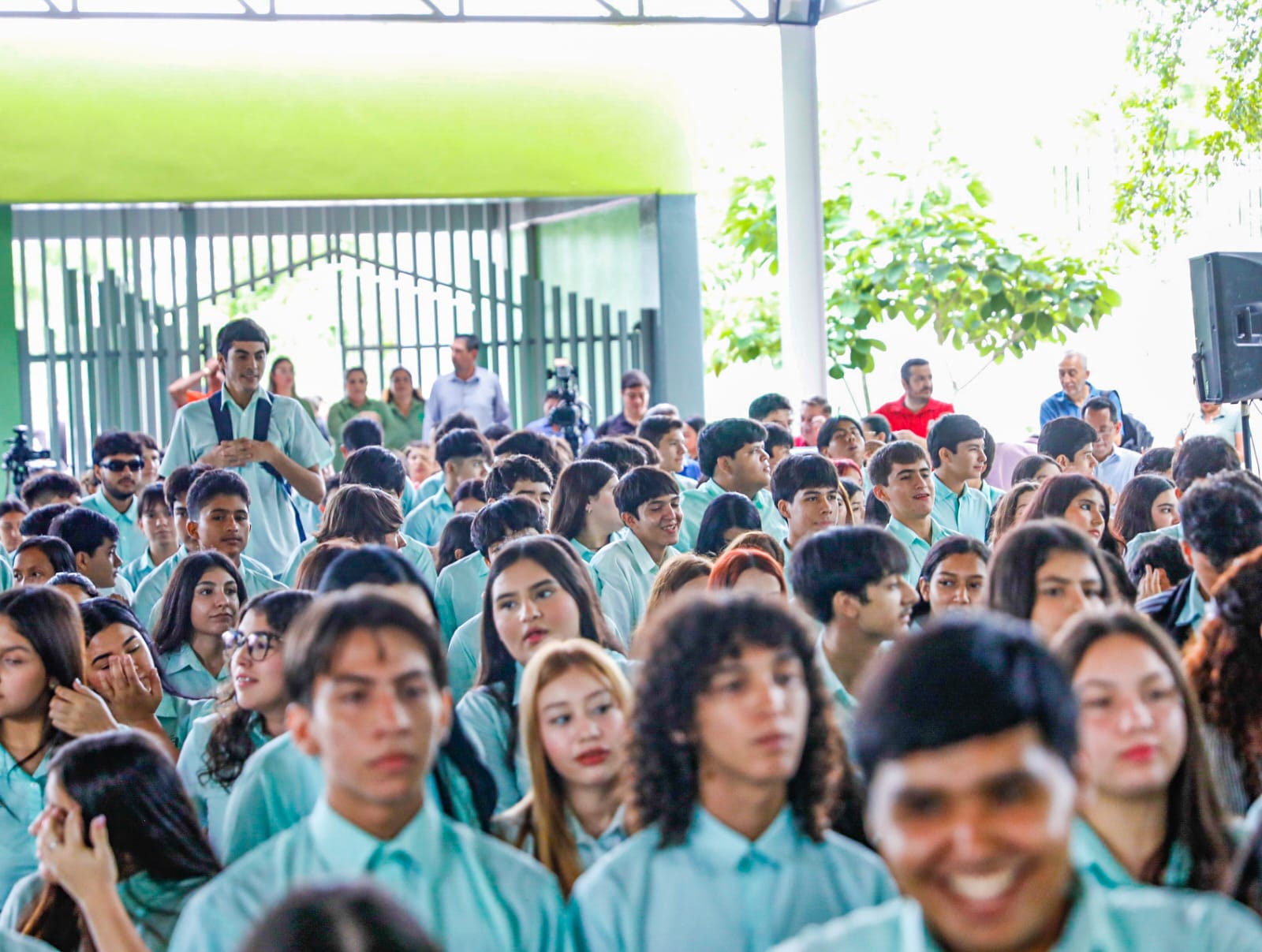 Por paro de labores en la UAS, padres de familia buscan inscribir a sus hijos en Cobaes; les abren las puertas