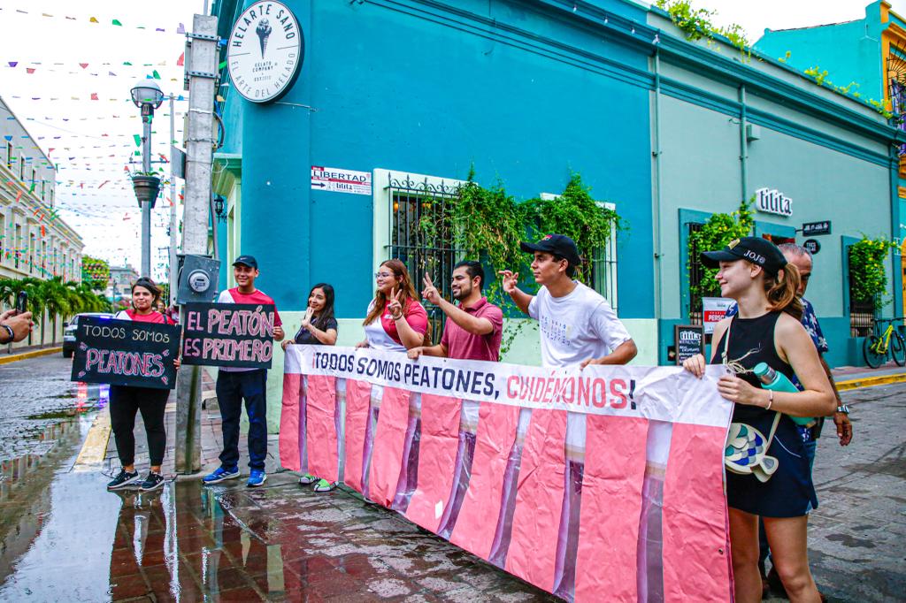 Con caminata en Mazatlán exaltan importancia del peatón y lanzan llamado al respeto