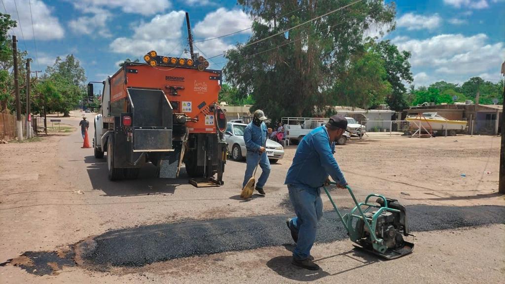 Con el apoyo del Gobierno del Estado, intensifica el Ayuntamiento de Ahome bacheo de calles 