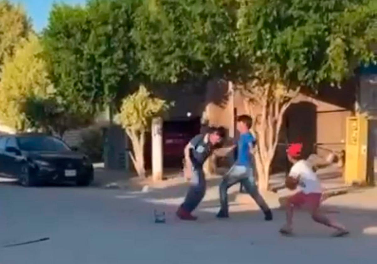Con machete en mano dos jóvenes protagonizan una pelea en el fraccionamiento Las Cerezas, en Los Mochis