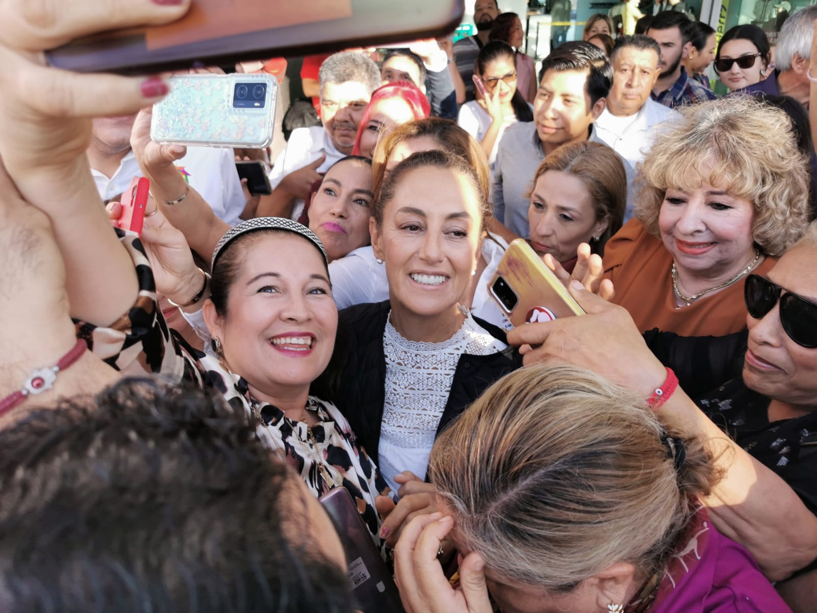 Con norteño-banda reciben a Claudia Sheinbaum a su llegada a Sinaloa, en el aeropuerto de Culiacán