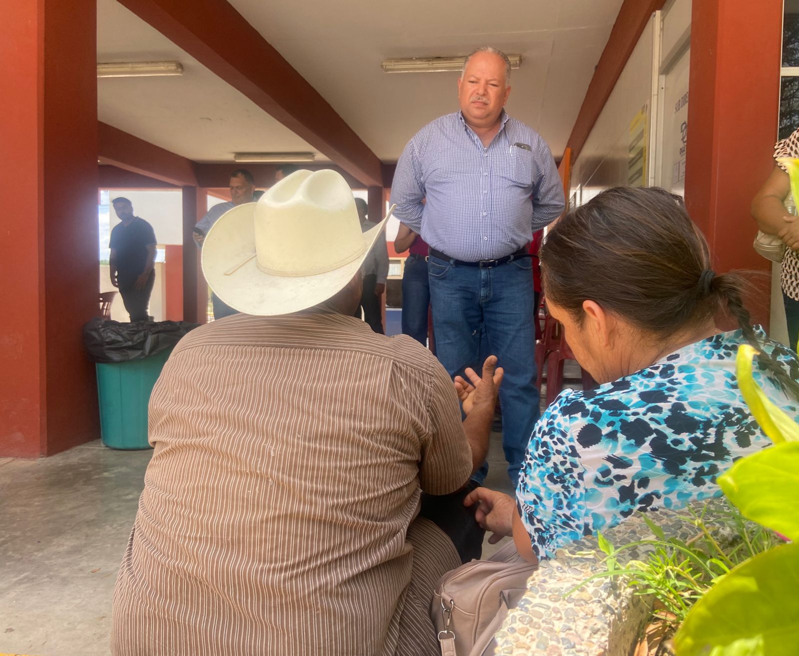 Con una olla de barbacoa llega el alcalde de Sinaloa al albergue de desplazados, a una semana del conflicto