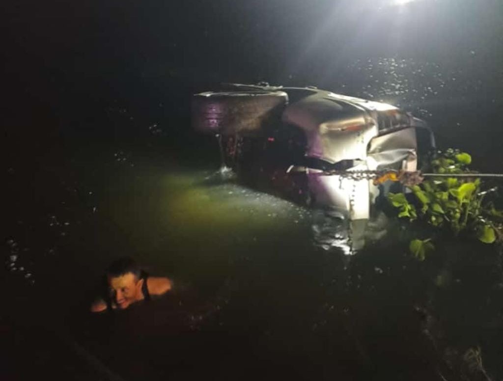 Conductor de una vagoneta cae dentro de un canal en Ahome