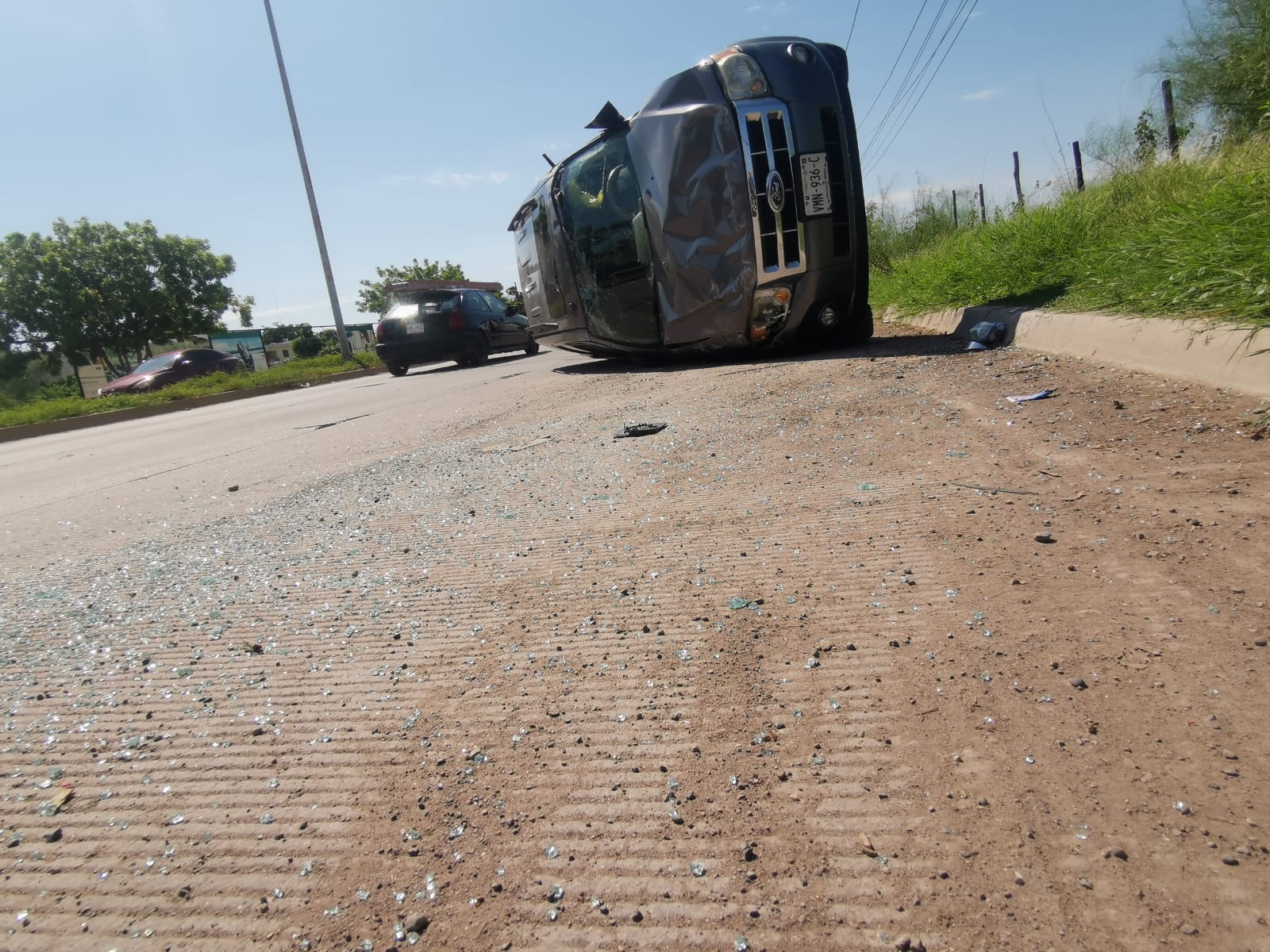 Conductor de una vagoneta queda volcado sobre el bulevar Centenario en Los Mochis