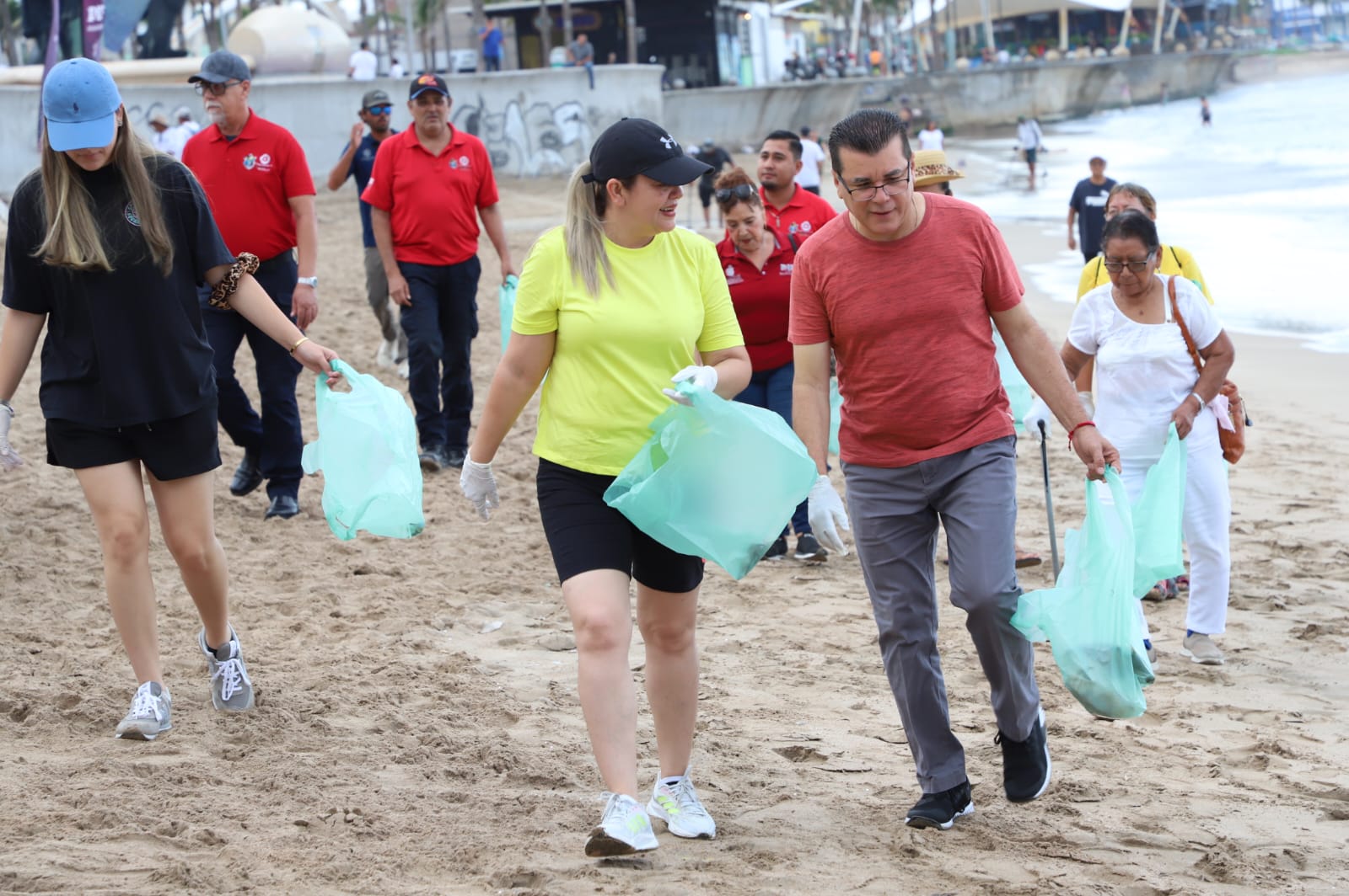 Con limpieza de playas, DIF Mazatlán inicia actividades para celebrar a las y los abuelos