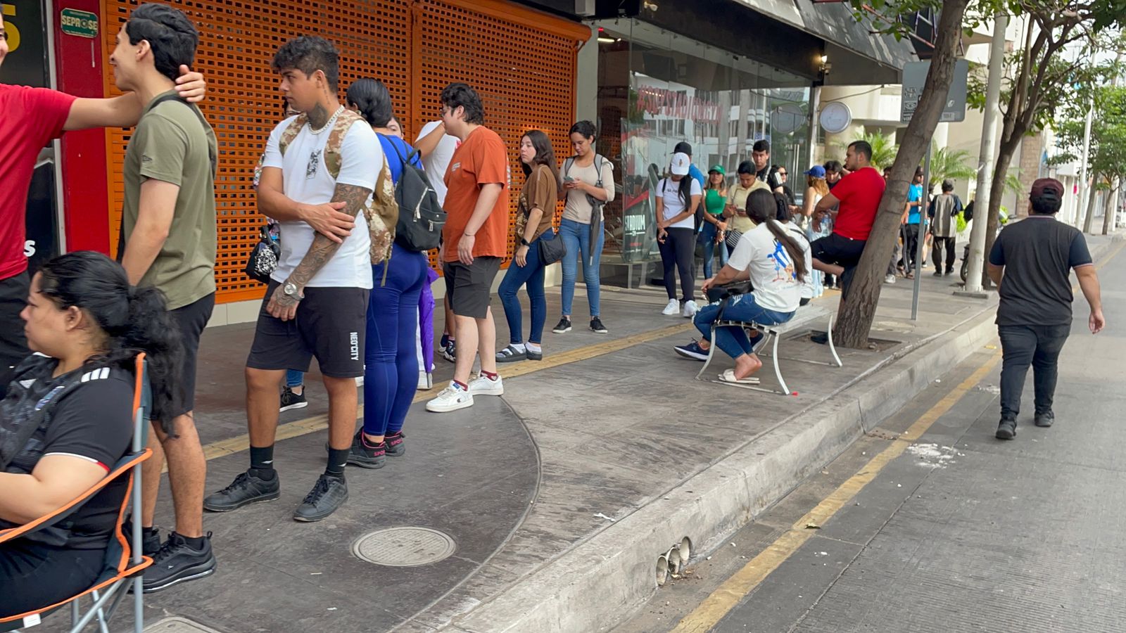 ¡Ahí durmieron! Decenas de personas hacen fila para comprar boletos para el Palenque de Culiacán 2023