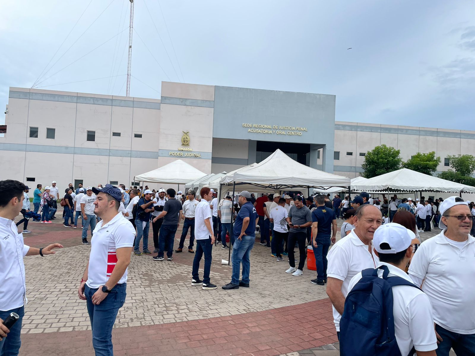 ¡No están solos! Decenas de trabajadores de la UAS le muestran su apoyo al rector
