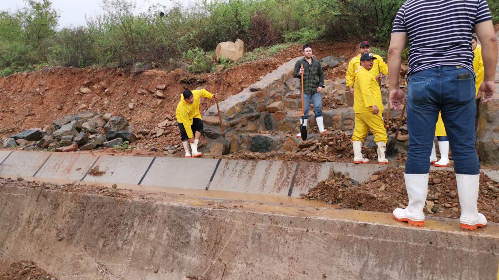 Deslave de piedras y lodo en el Cerro de la Memoria tapa nuevo colector; se inundan calles en Los Mochis