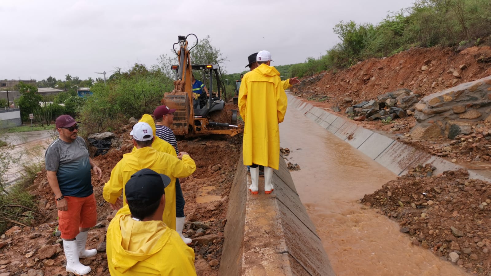 Funcionó bien obra del pluvial del cerro de La Memoria, solo falta un muro para contener deslaves: Vecinos