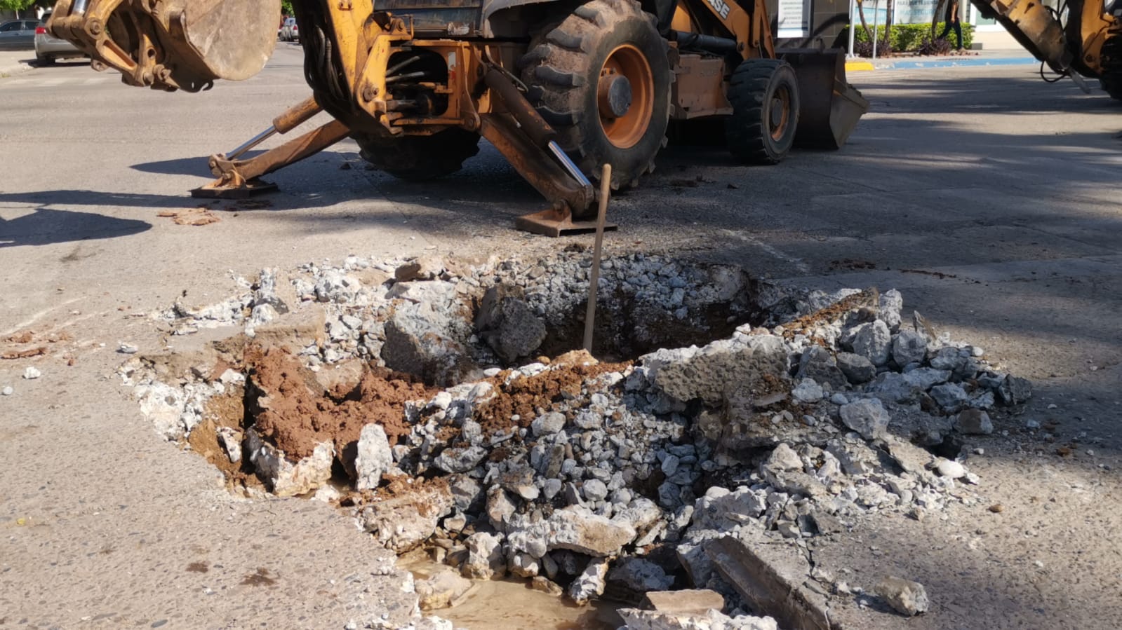 Detectan socavón frente a palacio municipal de Ahome, se cierra la calle para repararlo