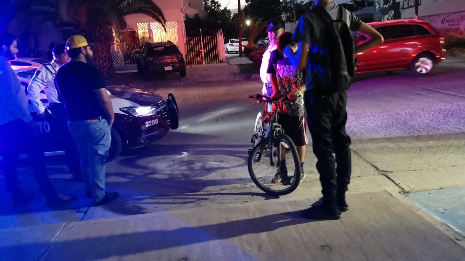 Dos ciclistas resultan lesionados tras ser embestidos por un motociclista en el sector Scally de Los Mochis