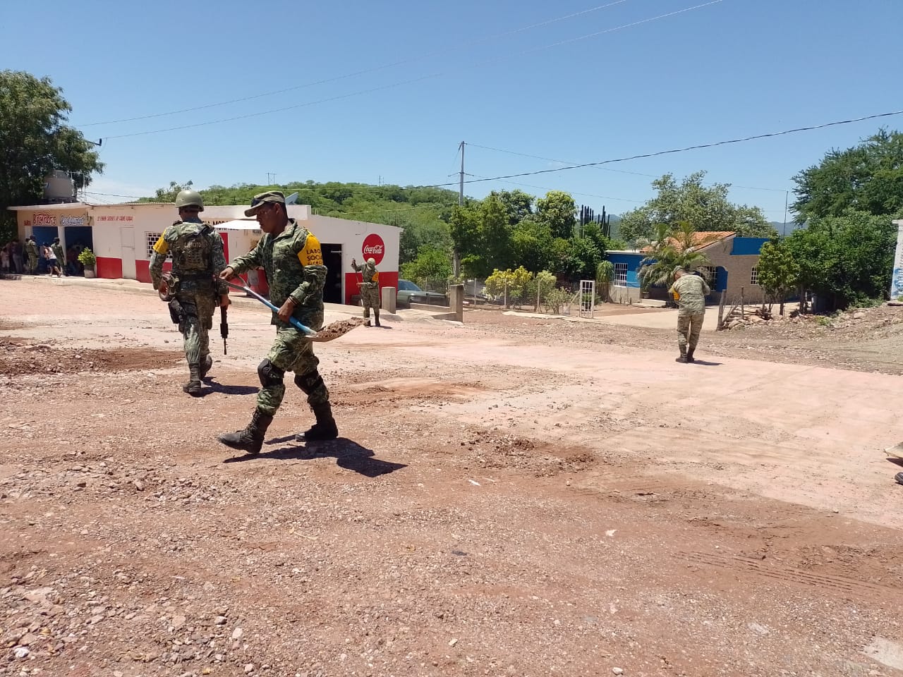 ¡Se ponen a limpiar! Ejército Mexicano realiza labores altruistas en San José de Las Delicias, Sinaloa