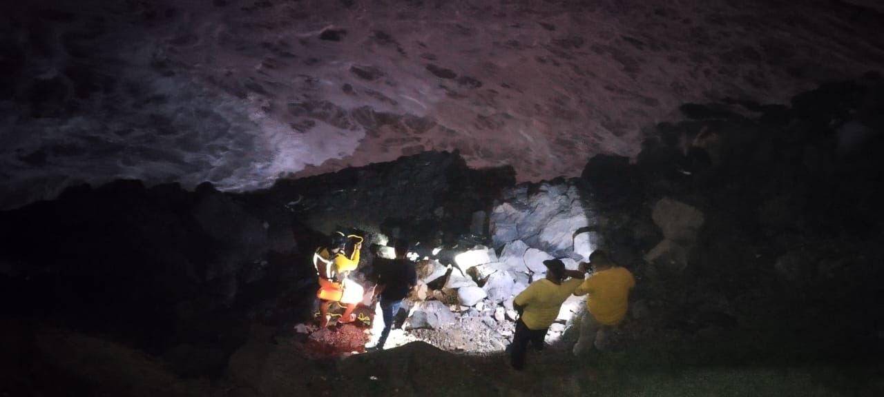 Se ‘traga’ el mar a 4 personas en Barras de Piaxtla; hay un muerto y un desaparecido
