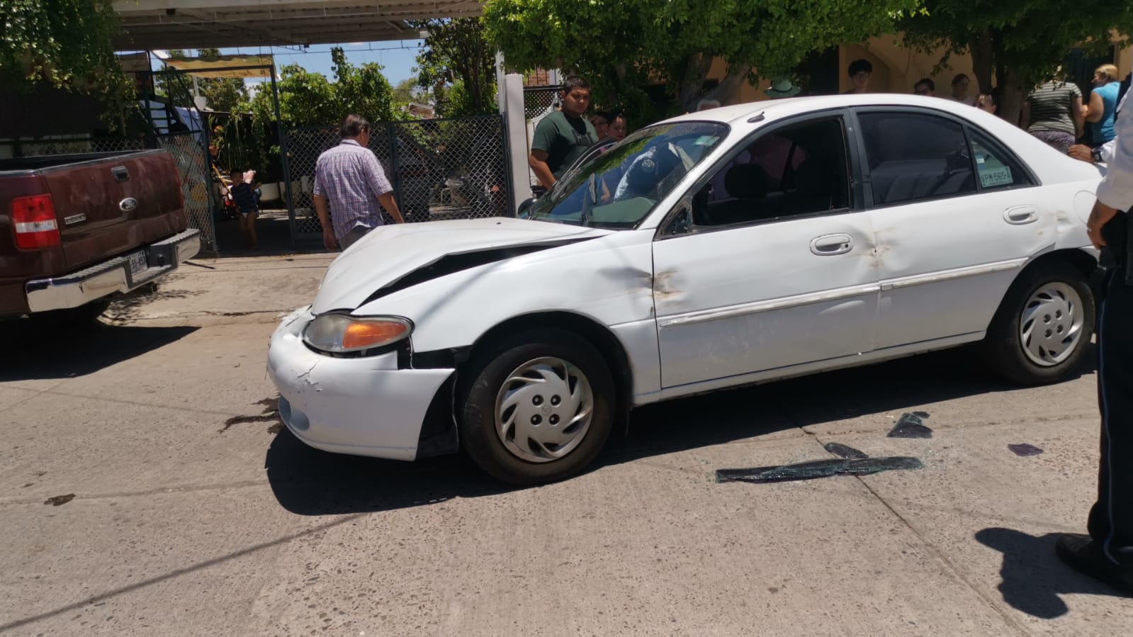 En Los Mochis, adulto mayor sufre infarto y provoca accidente vial; vecinos logran reanimarlo