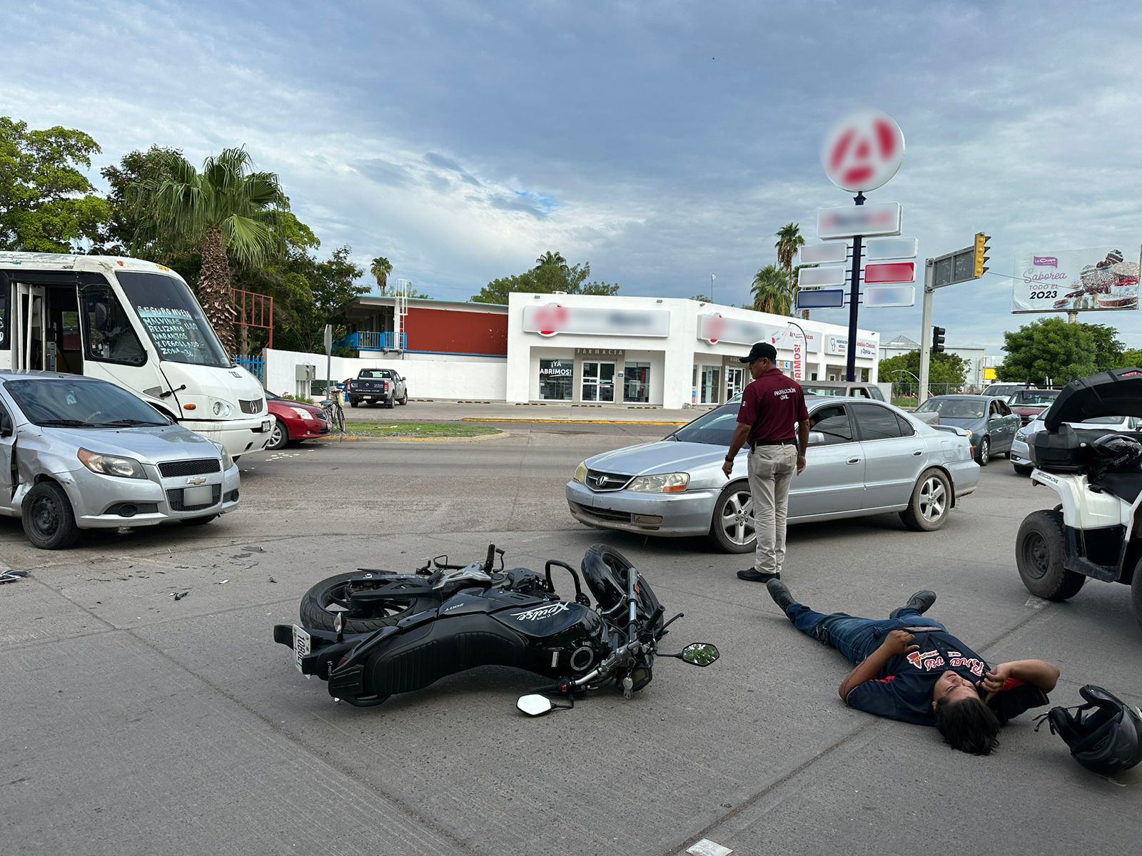 En Los Mochis, motociclista es embestido por una conductora en la colonia Texas