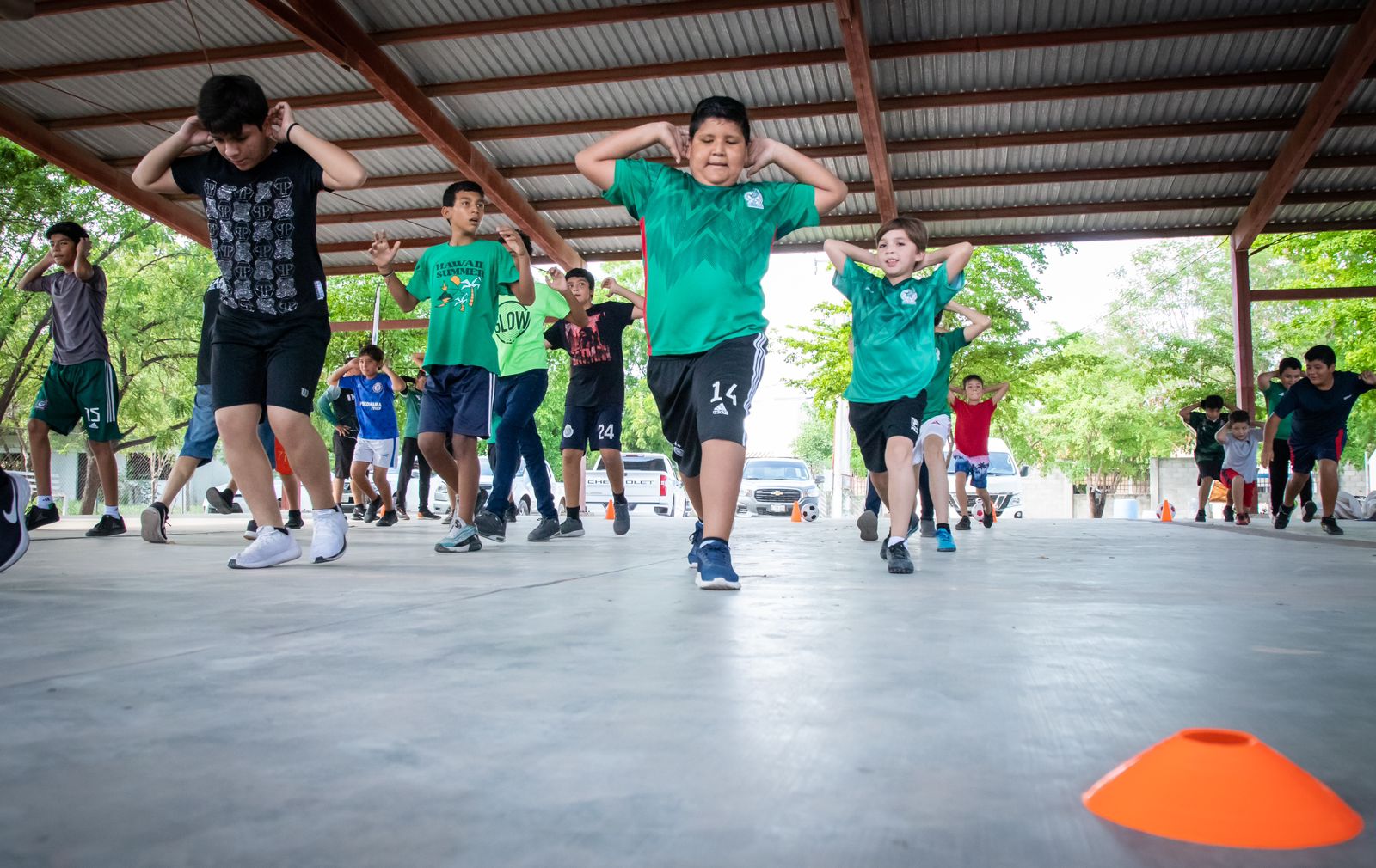 Entrega alcalde material deportivo a deportistas de Bellavista