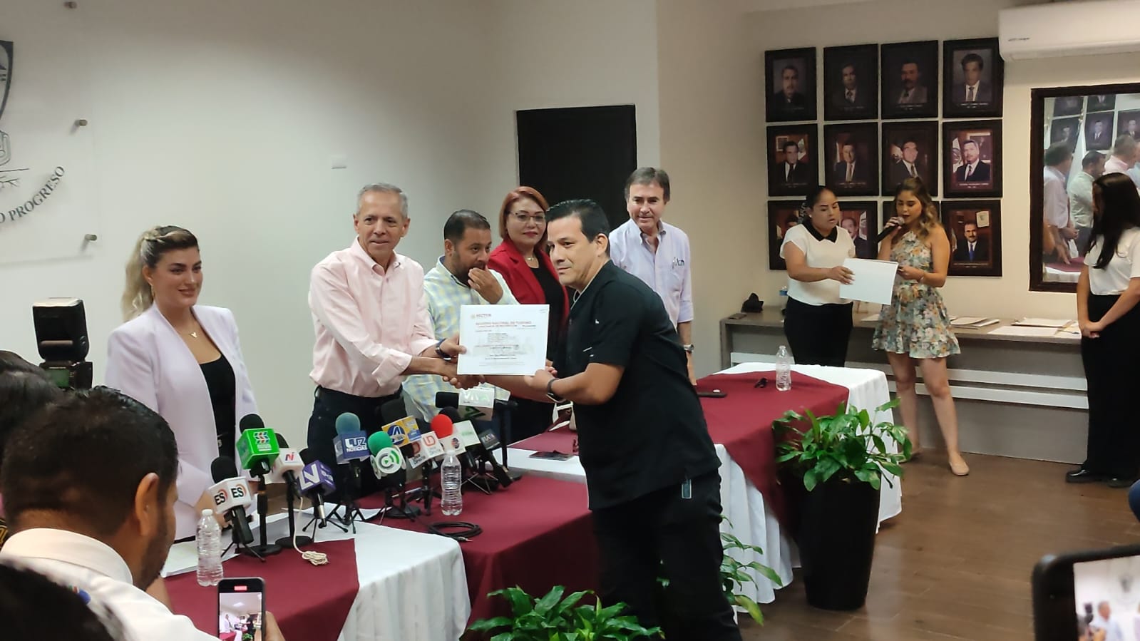 Entregan 40 certificados de Registro Nacional de Turismo a prestadores del servicio en Ahome