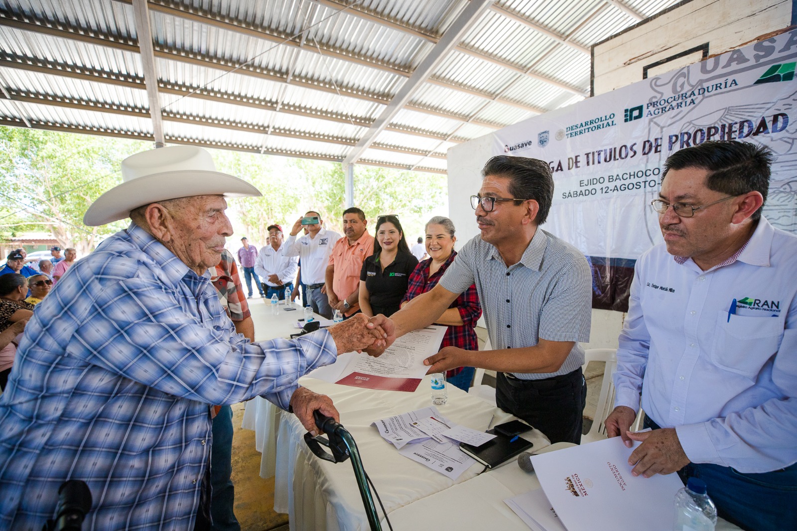 Entregan 440 títulos de propiedad en Bachoco; el alcalde anuncia inversión de 1.5 millones de pesos en drenaje