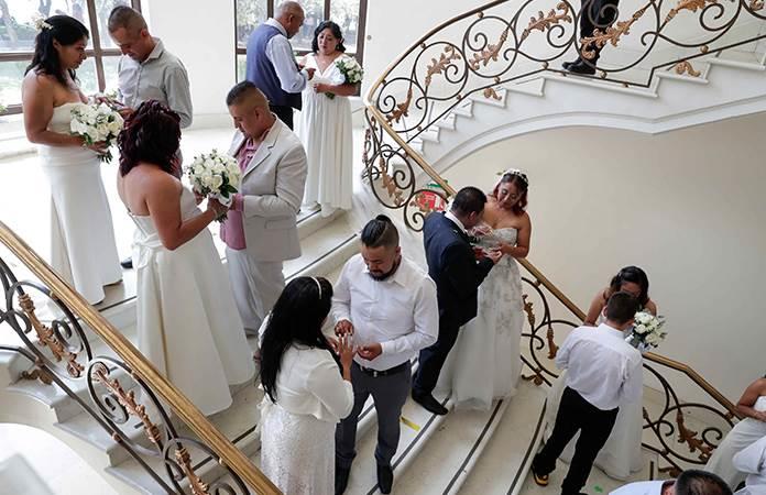¡Reinserción con amor incluido! Exconvictos se casan en boda colectiva en Los Pinos en CDMX