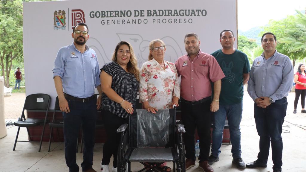 Familias de Santiago de los Caballeros reciben tinacos; alcalde visita la comunidad