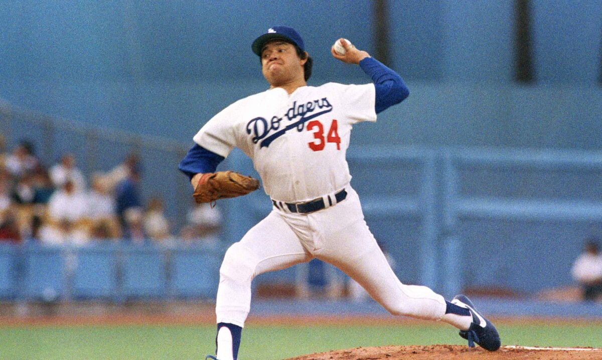 AMLO reconoce a Fernando Valenzuela por el retiro de su número en Dodgers… ‘debería estar en el Salón de la Fama’