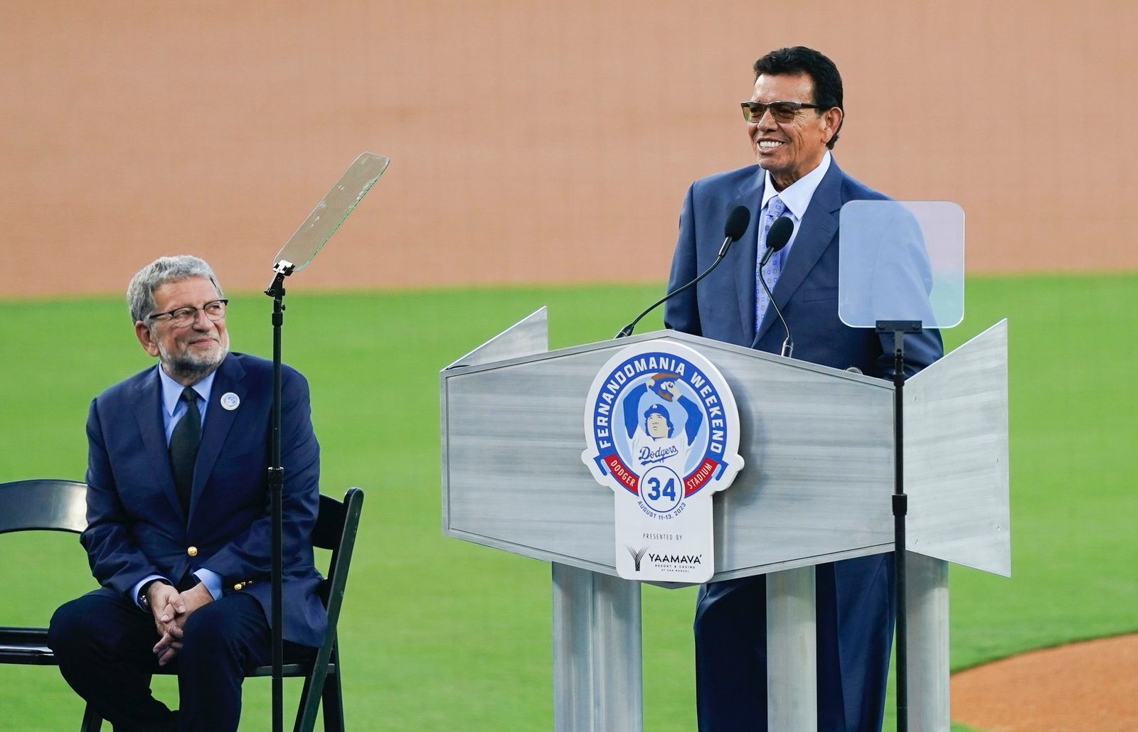 Fernando Valenzuela es un inmortal; los Dodgers retiran el número 34