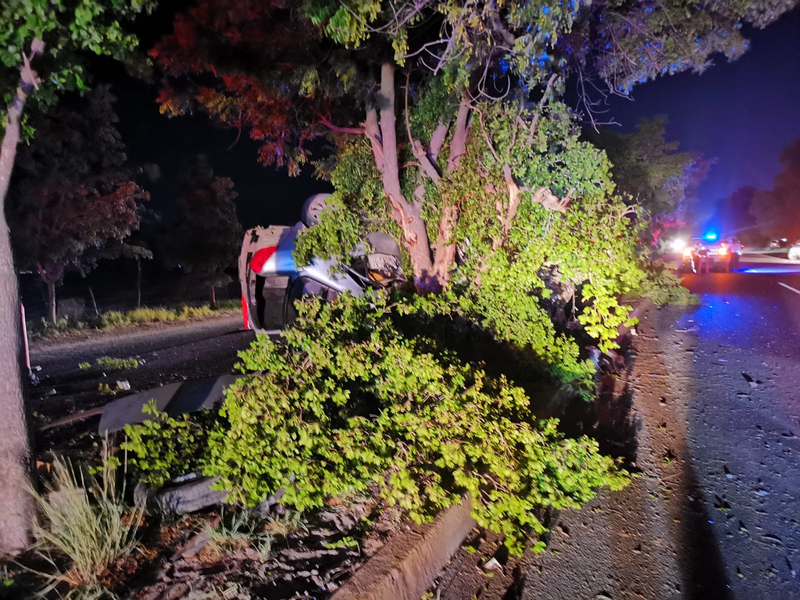 Fuerte accidente sobre la carretera Los Mochis-El Fuerte deja dos personas sin vida y una más lesionada