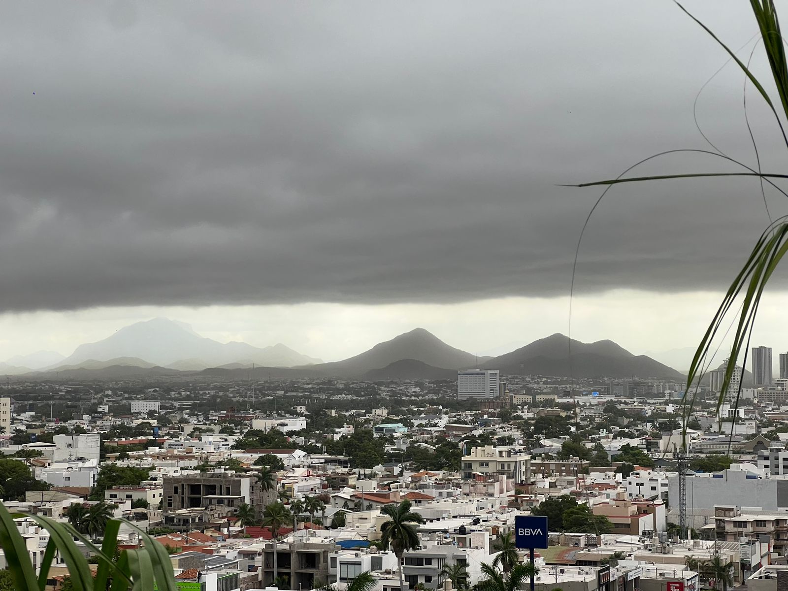 Tome sus precauciones, se registran fuertes lluvias y rachas de vientos en Culiacán