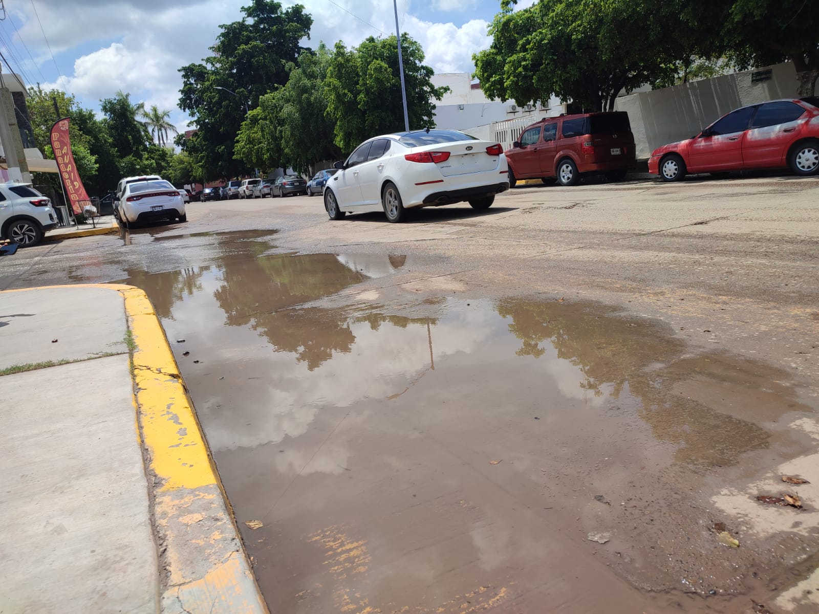 Ni el palacio de gobierno en Guasave se salva de las aguas negras; se inundan vialidades por tubería averiada
