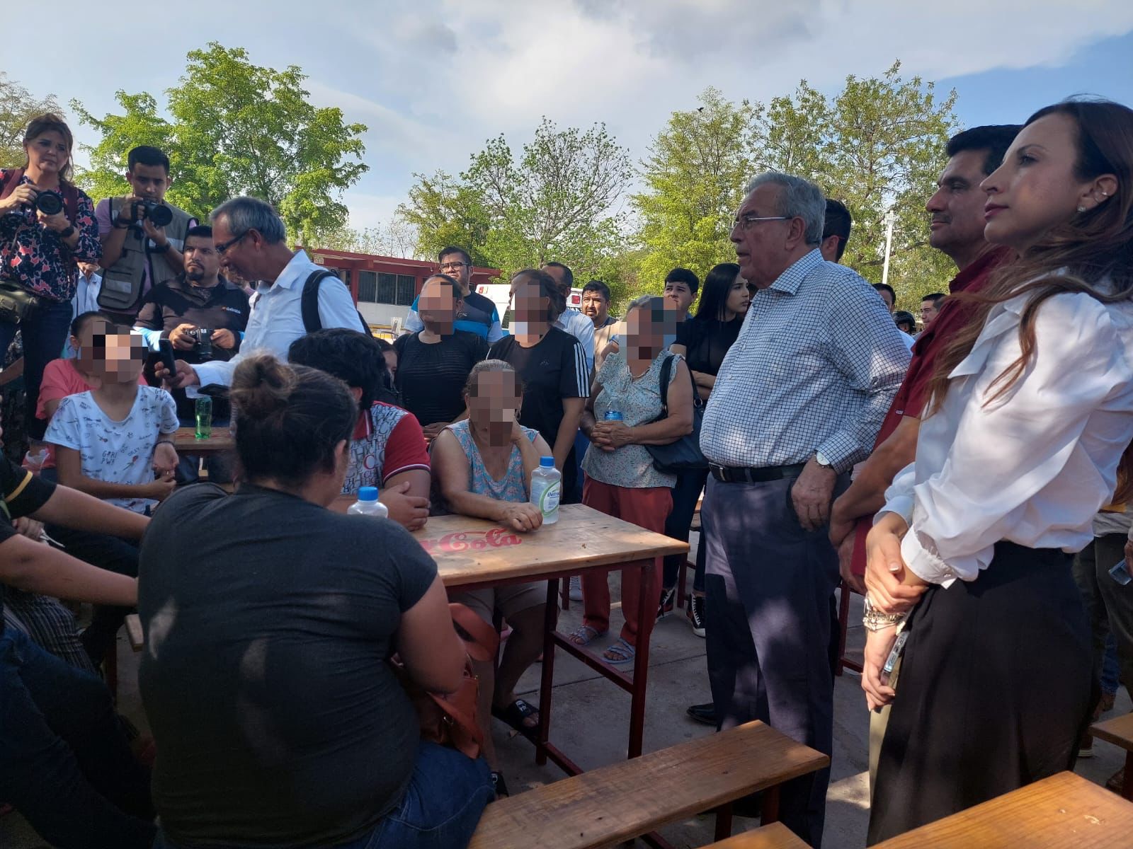 Gobernador visita a desplazados por la violencia refugiados en Guamúchil; afirma que ya se restableció la seguridad