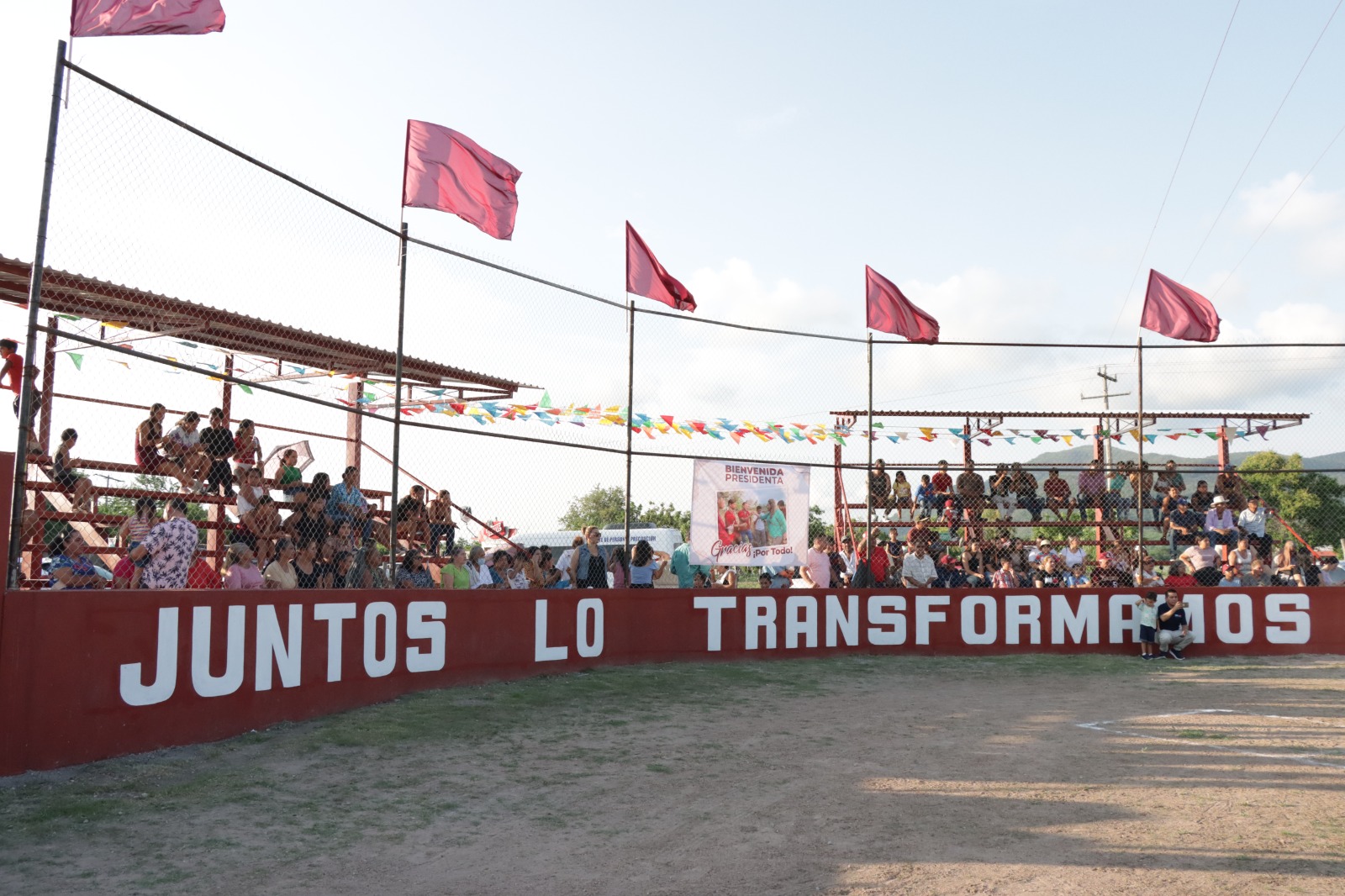 Gobierno de El Rosario renueva el estadio de Softbol en Matadero