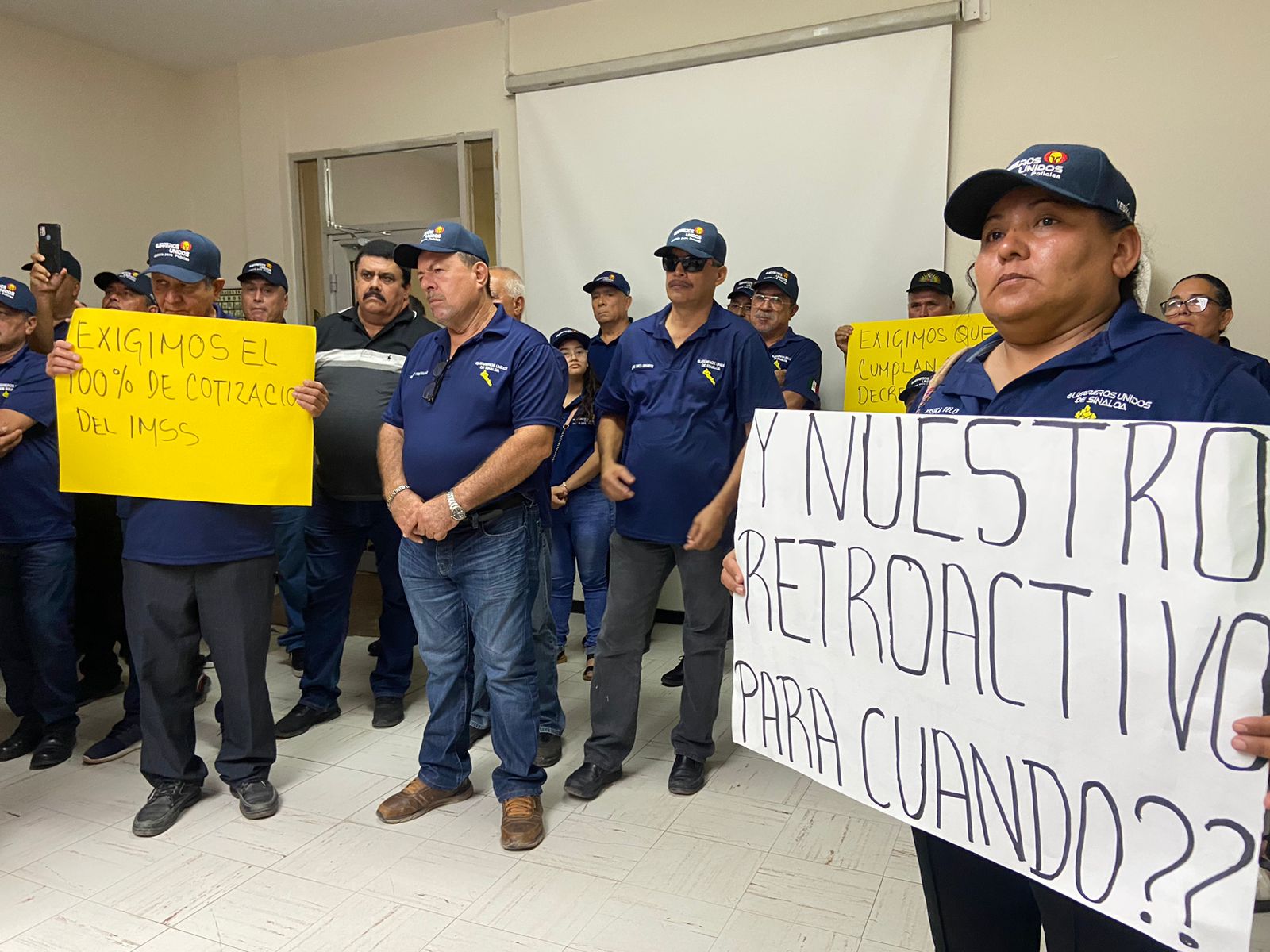 Grupo Guerreros Unidos irrumpe la sesión de Cabildo en Salvador Alvarado; exigen que les paguen ya a viudas de policías