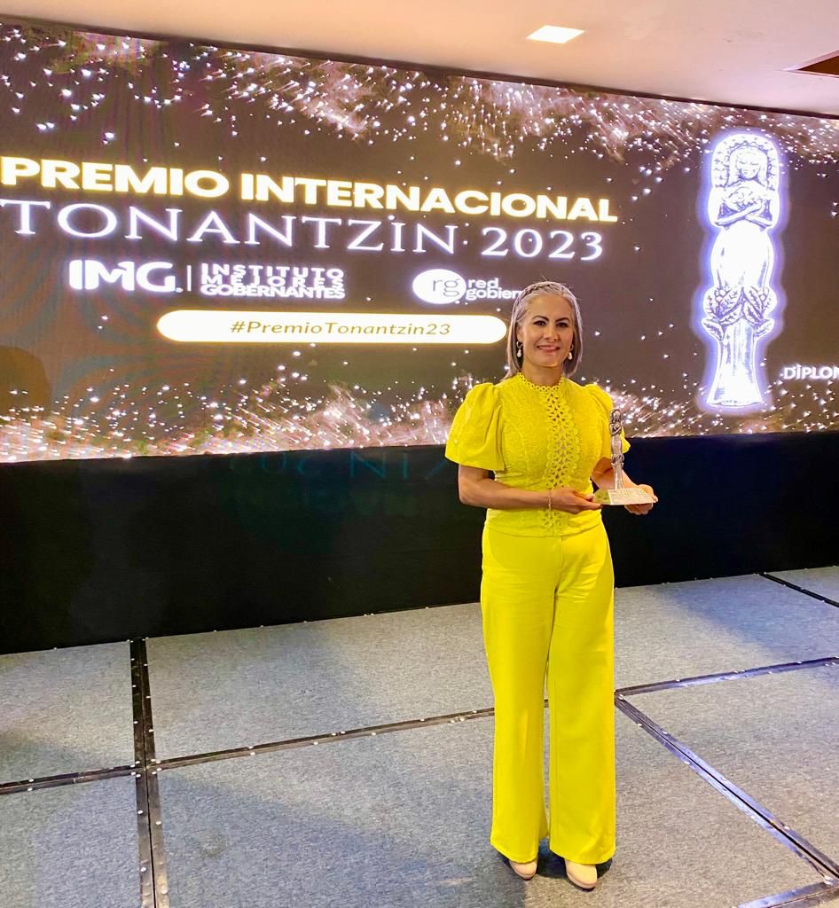 Presidenta de DIF Salvador Alvarado, Guadalupe López, recibe el Premio Internacional Tonantzin 2023