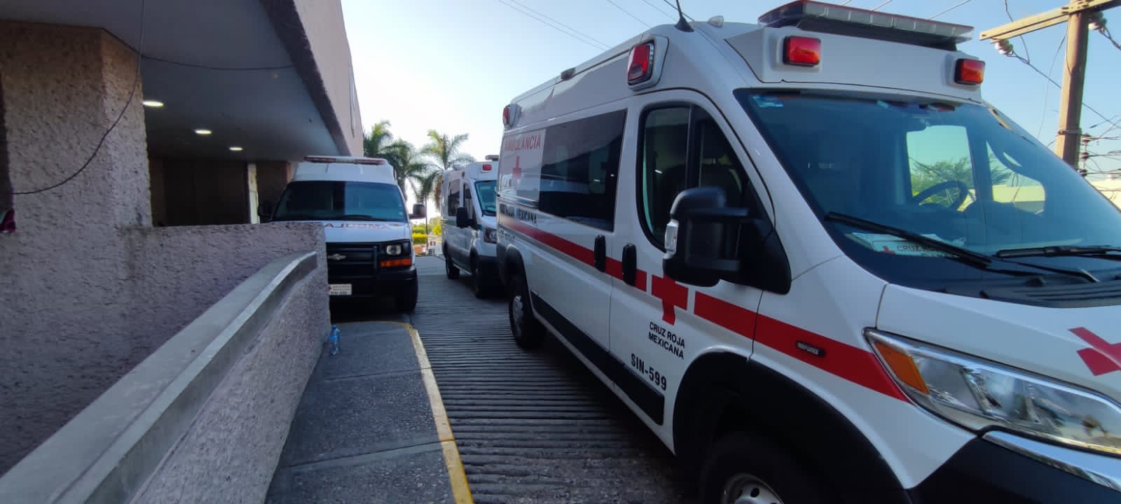 Por falta de camillas en la clínica 49 del IMSS, ambulancias de Cruz Roja se quedan retenidas